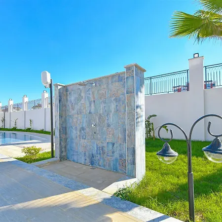 Sifir Muhtesem Havuzlu Aileye Oezel 1e1 Rezidans 3* アランヤ