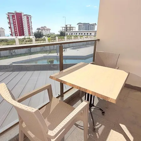 Sifir Muhtesem Havuzlu Aileye Oezel 1e1 Rezidans 3*